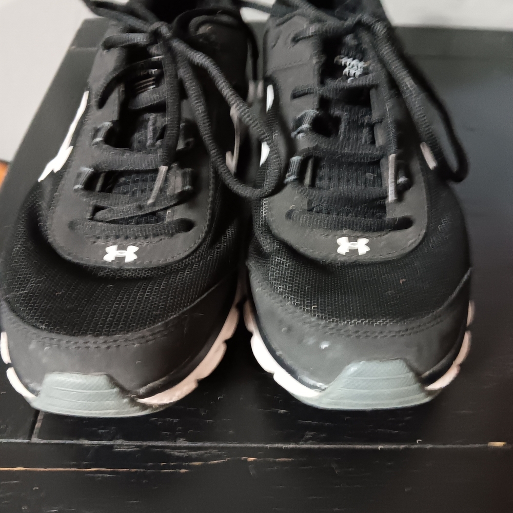 Women's Under armour sneakers size 9